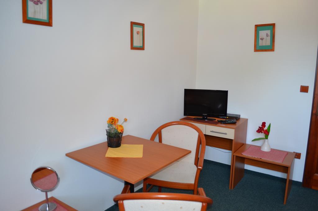 Lázně Bělohrad Hotel U Kapra מראה חיצוני תמונה